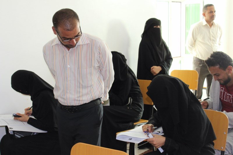 رئيس الجامعة يتفقد سير امتحانات الفصل الثاني للعام الجامعي 2014/2015