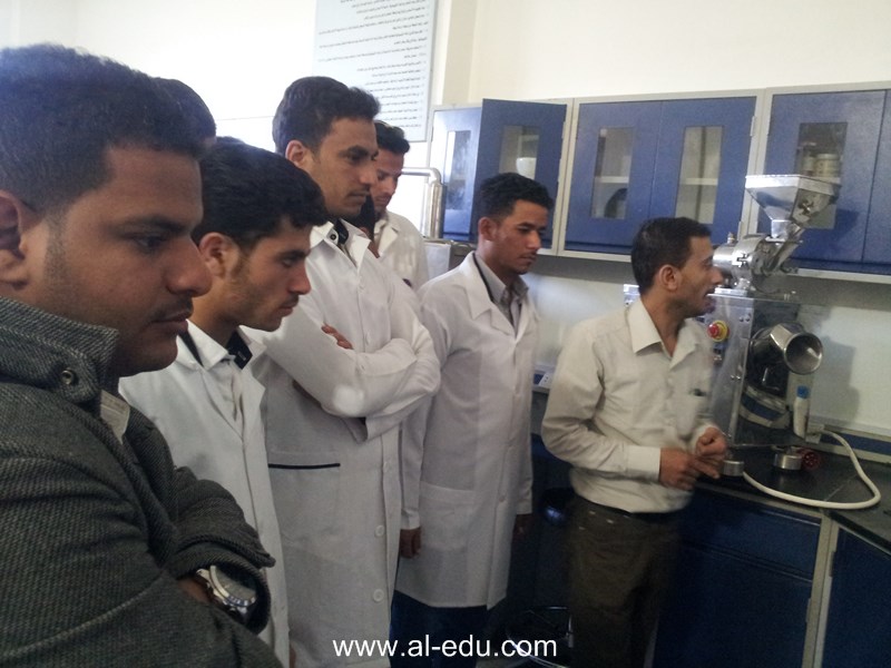 زيارة علمية لطلبة الصيدلة إلى معامل الابحاث ومختبر التحليل