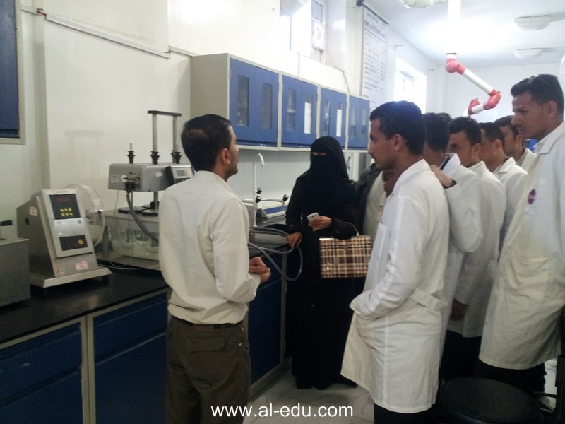 زيارة علمية لطلبة الصيدلة إلى معامل الابحاث ومختبر التحليل