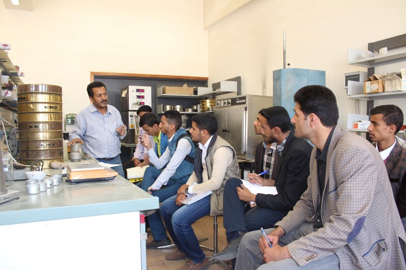 رئيس قسم الهندسة المدنية يتابع تدريب الطلبة في المركز الهندسي الاستشاري بجامعة صنعاء