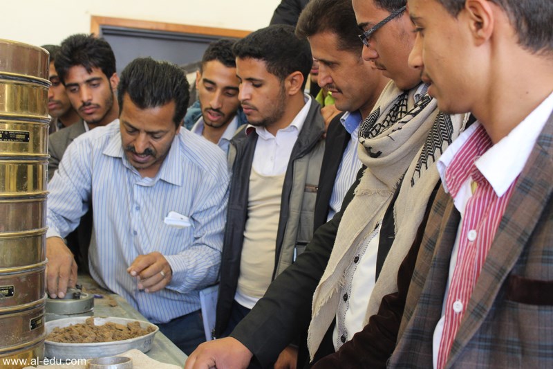 رئيس قسم الهندسة المدنية يتابع تدريب الطلبة في المركز الهندسي الاستشاري بجامعة صنعاء