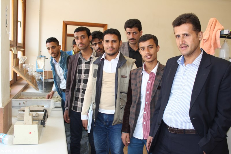رئيس قسم الهندسة المدنية يتابع تدريب الطلبة في المركز الهندسي الاستشاري بجامعة صنعاء