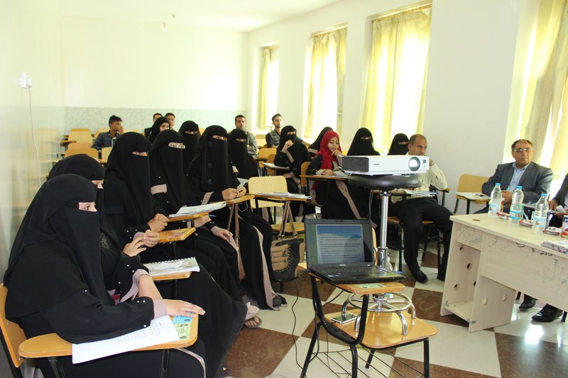 مناقشة ابحاث التخرج لقسم اللغة الإنجليزية بكلية العلوم الإنسانية