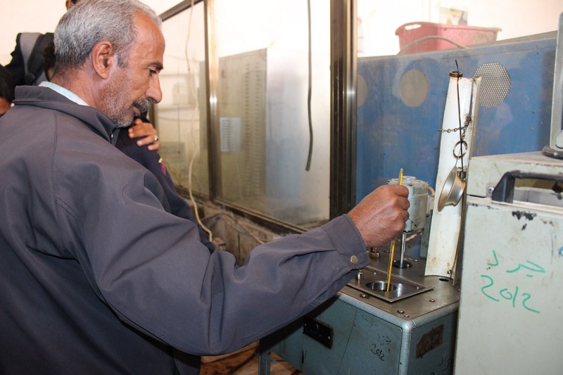 طلبة الهندسة المدنية ينفذون تدريبا ميدانيا في المؤسسة العامة للطرق والجسور