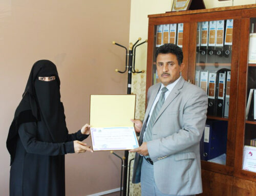 جمعية التحدي لرعاية وتأهيل المعاقات تقدم شهادة شكر وتقدير لجامعة الناصر