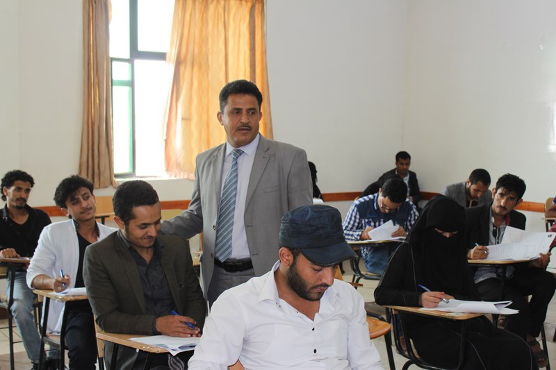 رئيس الجامعة يتابع الامتحانات النهائية في كلية العلوم الطبية