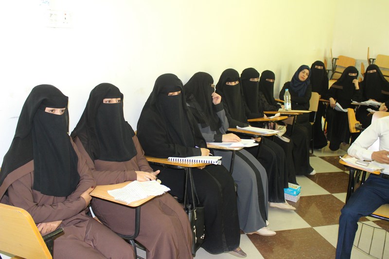كلية العلوم الإنسانية تنظم يوما علميا لمناقشة ابحاث التخرج لطلبة قسم اللغة الإنجليزية للعام الدراسي 2017-2018م.
