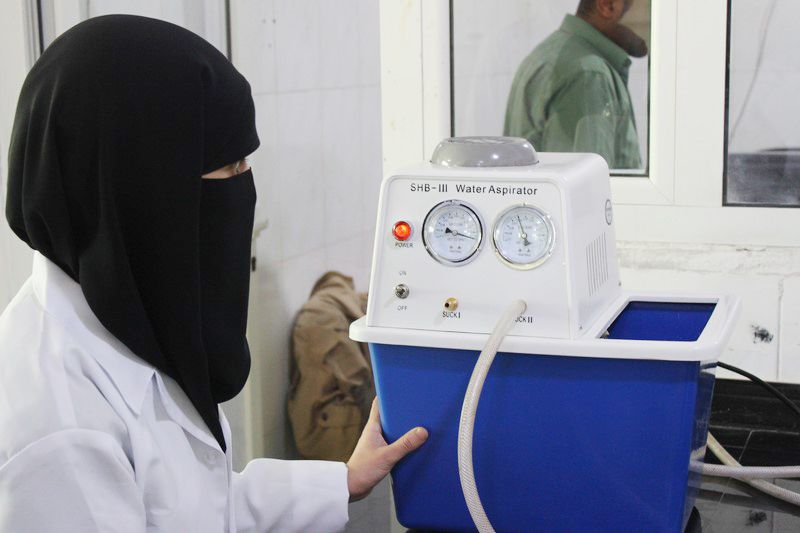 جهاز المبخر الدوار Rotary Evaporator في قسم الصيدلة بجامعة الناصر 