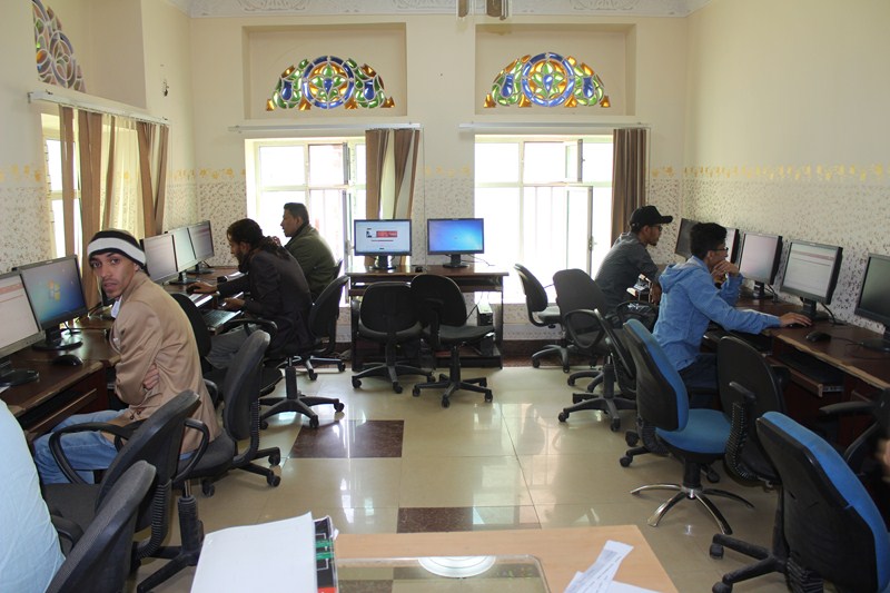 رئيس جامعة الناصر يتفقد سير امتحانات طلاب مركز آبتك عبر الإنترنت
