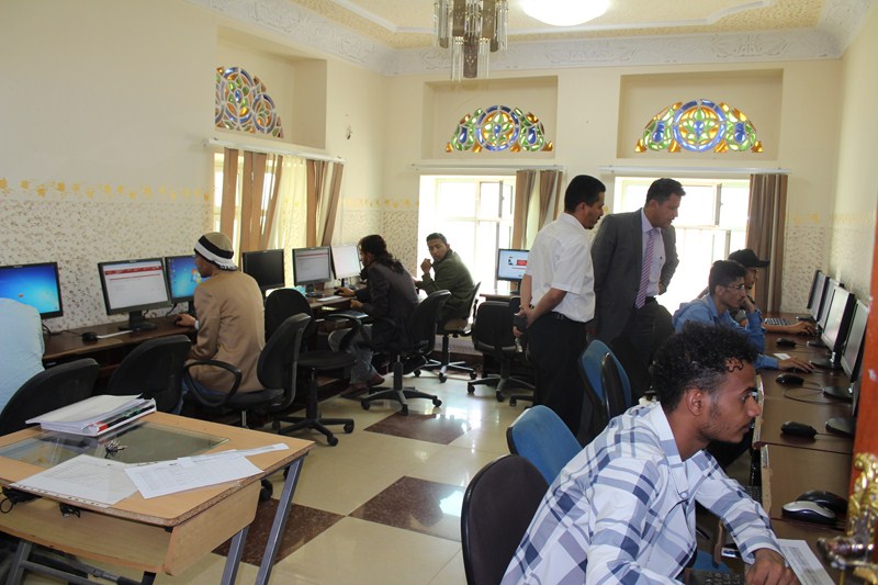 رئيس جامعة الناصر يتفقد سير امتحانات طلاب مركز آبتك عبر الإنترنت