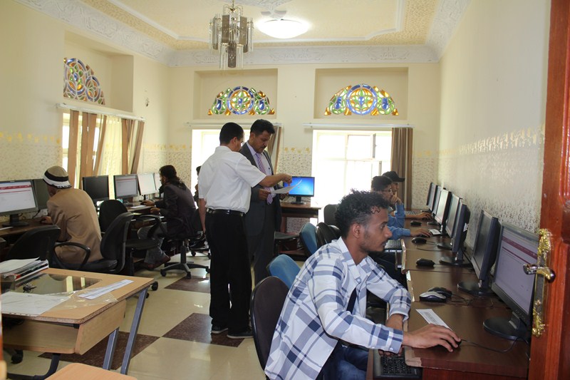 رئيس جامعة الناصر يتفقد سير امتحانات طلاب مركز آبتك عبر الإنترنت