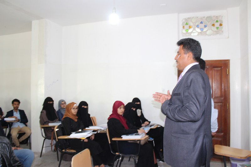 رئيس جامعة الناصر يتفقد سير أعمال الفصل الأول لطلبة تقنية المعلومات وآبتك