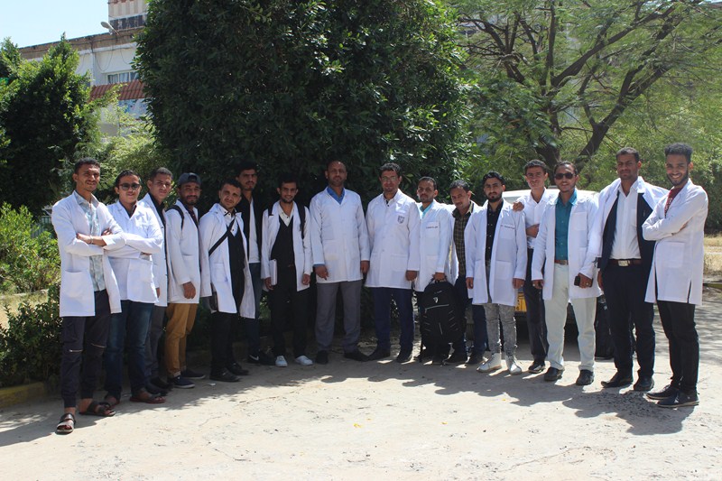 جامعة الناصر تنظم الزيارة الميدانية الثانية لطلاب المختبرات لمركز الصحة العامة
