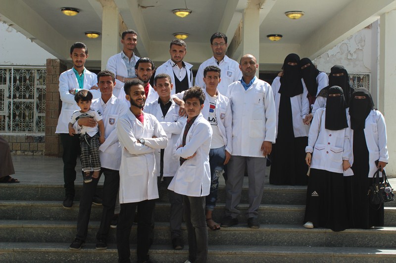 جامعة الناصر تنظم الزيارة الميدانية الثانية لطلاب المختبرات لمركز الصحة العامة