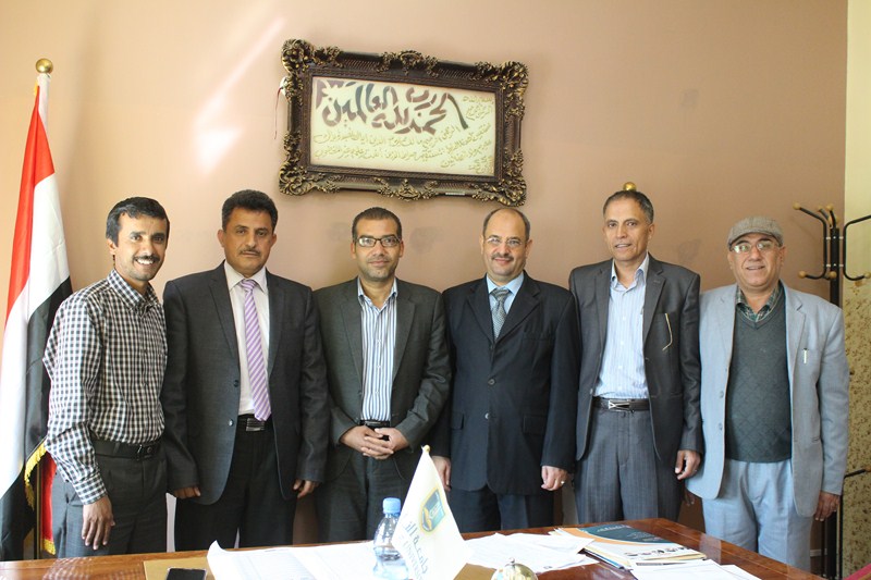 رئاسة جامعة الناصر تكرم الدكتور محمد الكهالي عميد كلية العلوم الإدارية السابق