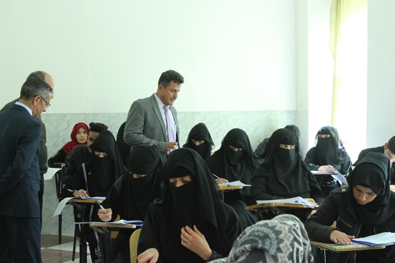 رئيس جامعة الناصر يتفقد سير امتحانات الفصل الأول بكلية العلوم الإداريةللعام 2019-2020م