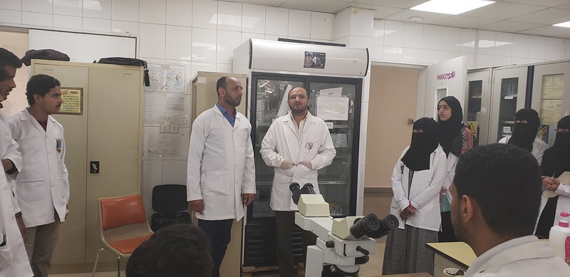 قسم المختبرات الطبية بجامعة الناصر ينفذ زيارة ميدانية لمركز الصحة العامة