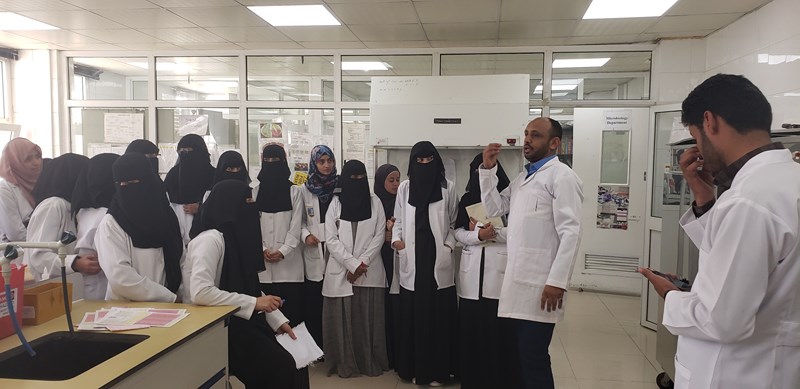 قسم المختبرات الطبية بجامعة الناصر ينفذ زيارة ميدانية لمركز الصحة العامة
