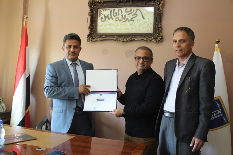 رئيس جامعة الناصر يكرم الكادر الإداري بقسم تقنية المعلومات بكلية الهندسة