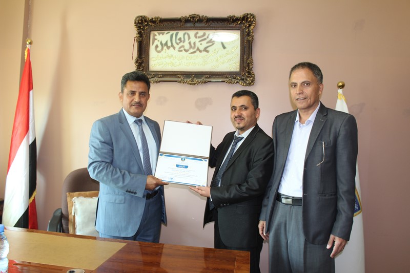 رئيس جامعة الناصر يكرم الكادر الإداري بقسم تقنية المعلومات بكلية الهندسة