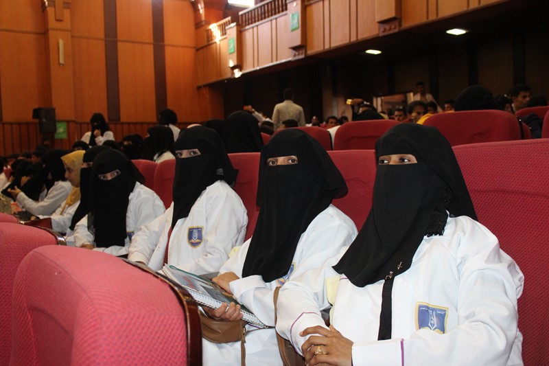 جامعة الناصر تقيم حفل استقبال المستجدين وتكريم أوائل كلية العلوم الطبية