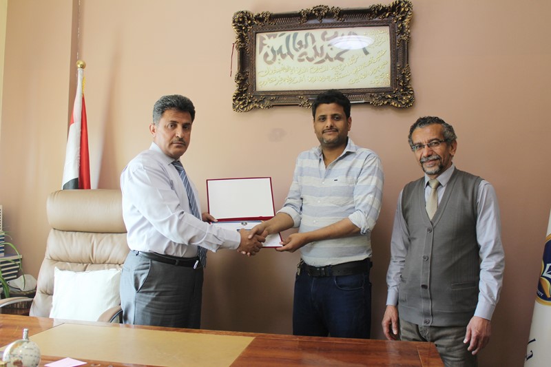 رئيس جامعة الناصر يكرم الموظفين الأكثر التزاماً للأشهر الماضية