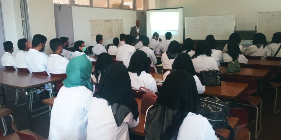 قسما صحة المجتمع والتمريض بجامعة الناصر ينفذان تدريباً ميدانياً لبرامج وزارة الصحة
