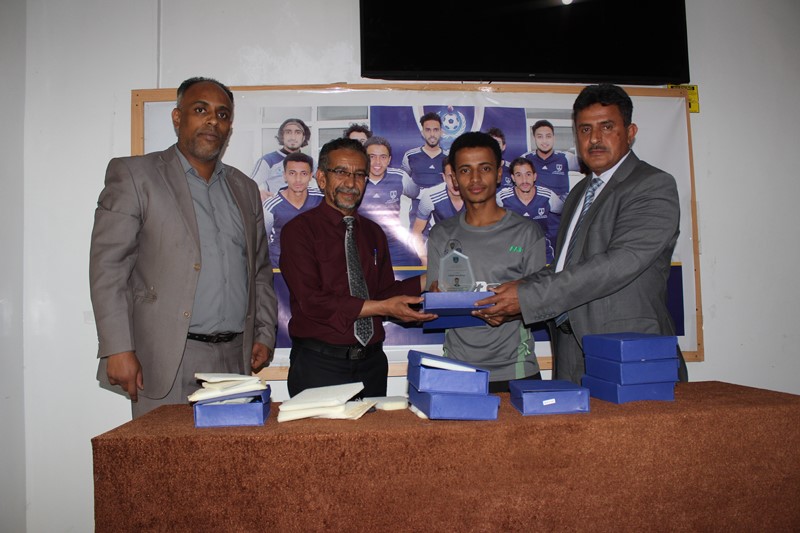 رئيس جامعة الناصر يكرم منتخب كرة القدم