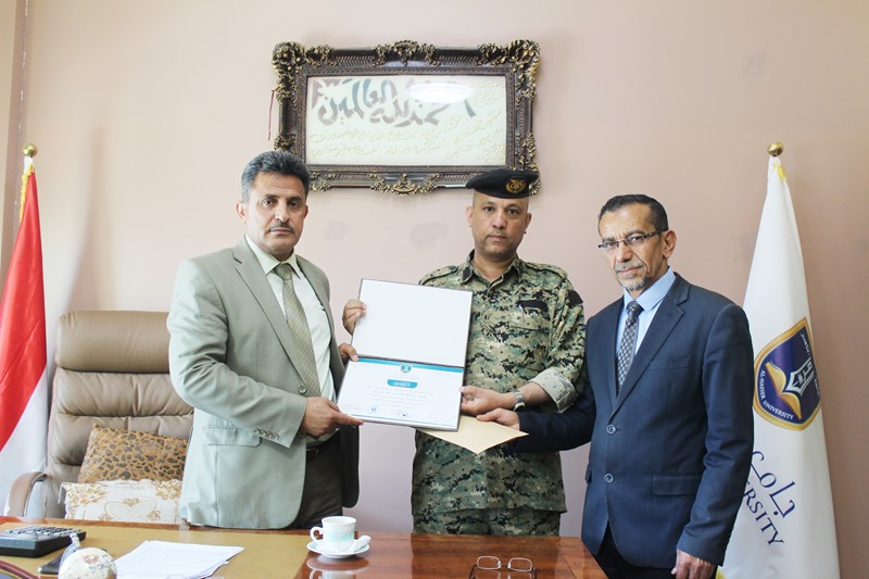 رئيس جامعة الناصر يكرم الموظفين الأكثر التزاماً للفترة من فبراير إلى مايو 2021