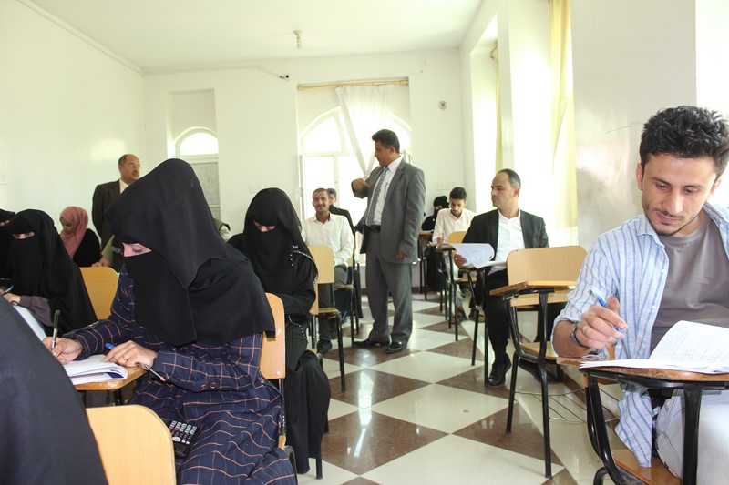 رئيس جامعة الناصر يتابع سير امتحانات نهاية الفصل الثاني بكلية العلوم الإدارية والمالية