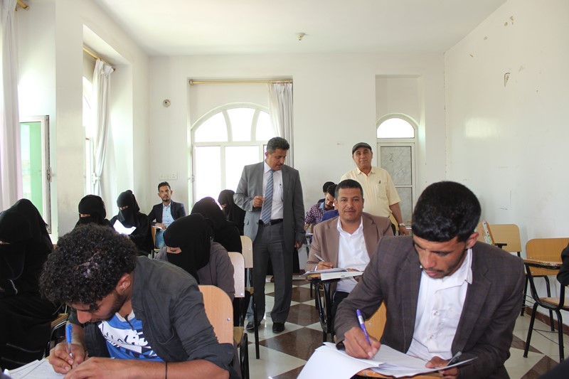 رئيس جامعة الناصر يتابع سير امتحانات نهاية الفصل الثاني بكلية العلوم الإدارية والمالية