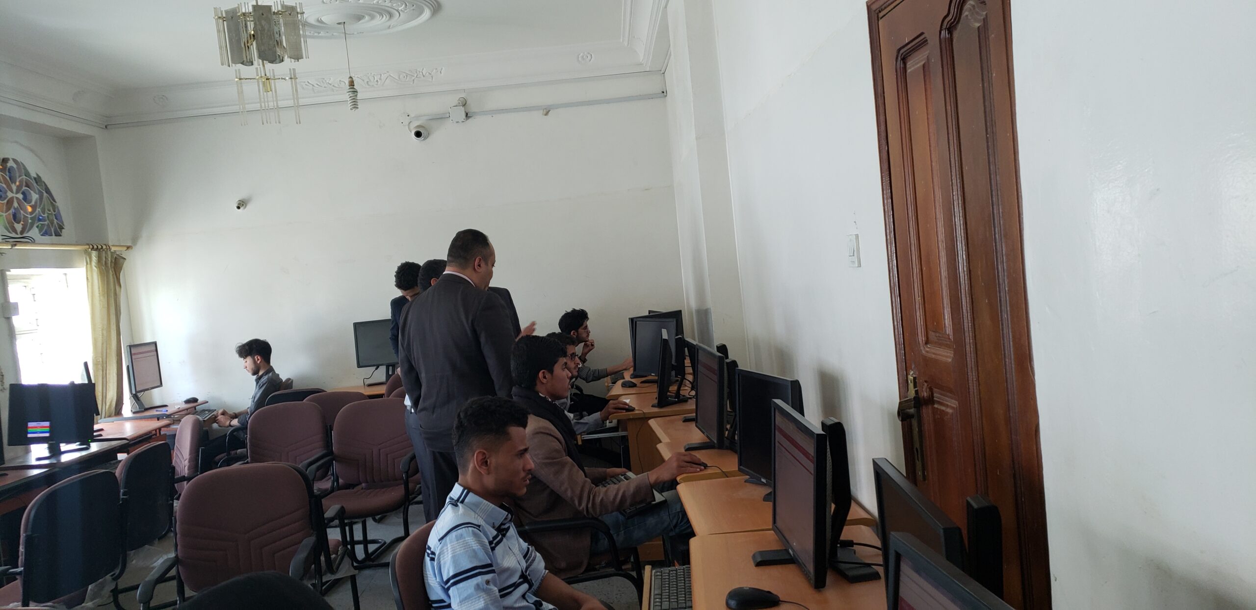 رئيس جامعة الناصر يتابع سير امتحانات آبتك المباشرة عبر الإنترنت بالجامعة