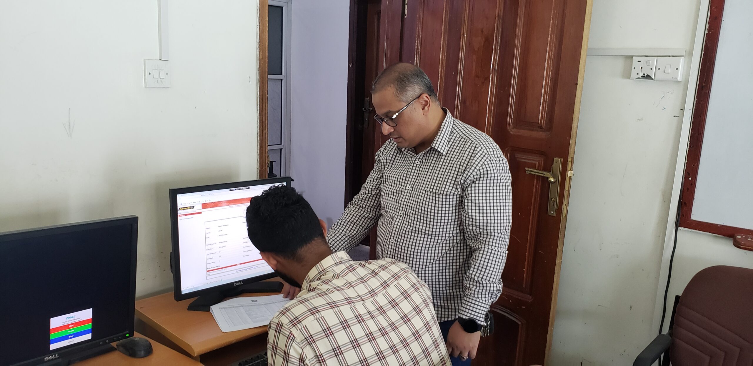 رئيس جامعة الناصر يتابع سير امتحانات آبتك المباشرة عبر الإنترنت بالجامعة