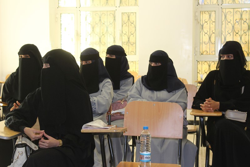 كلية العلوم الإنسانية بجامعة الناصر تنظم يوماً علمياً لمناقشة أبحاث تخرج اللغة الإنجليزية