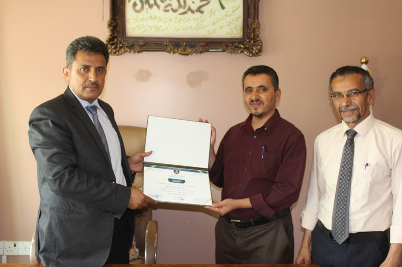 رئيس جامعة الناصر يكرم الموظفين الأكثر التزاماً للفترة من يونيو إلى أغسطس 2021