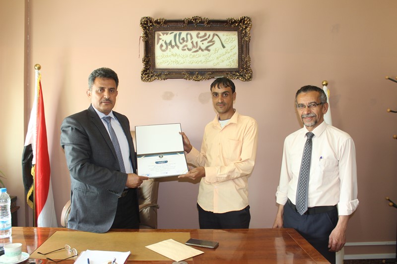 رئيس جامعة الناصر يكرم الموظفين الأكثر التزاماً للفترة من يونيو إلى أغسطس 2021