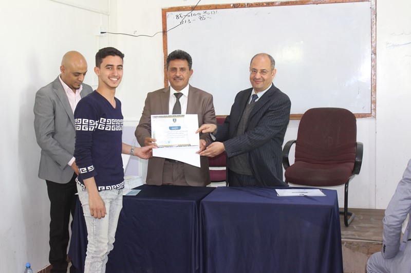 رئيس جامعة الناصر يكرم الطلاب المشاركين في لجنة النظام بحفل التخرج للعام 2020-2021م