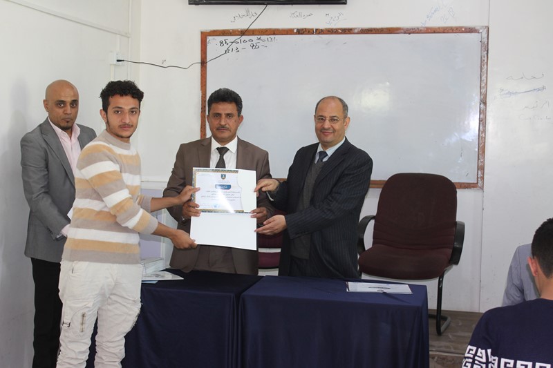 رئيس جامعة الناصر يكرم الطلاب المشاركين في لجنة النظام بحفل التخرج للعام 2020-2021م