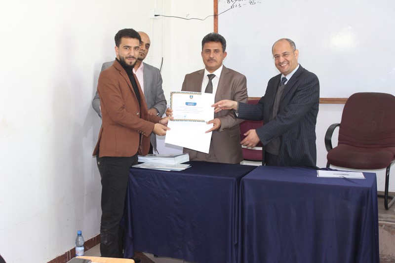 رئيس جامعة الناصر يكرم الطلاب المشاركين في لجنة النظام بحفل التخرج 