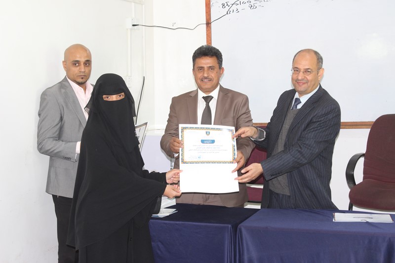 رئيس جامعة الناصر يكرم الطلاب المشاركين في لجنة النظام بحفل التخرج 