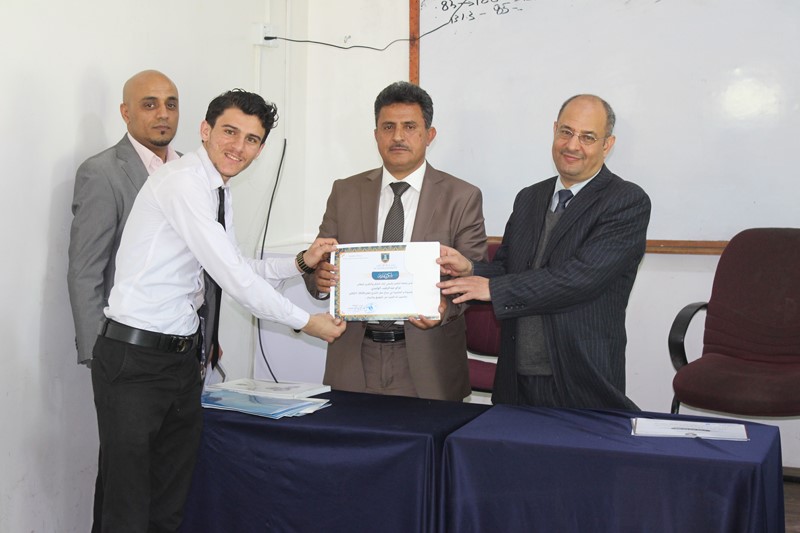 رئيس جامعة الناصر يكرم الطلاب المشاركين في لجنة النظام بحفل التخرج 