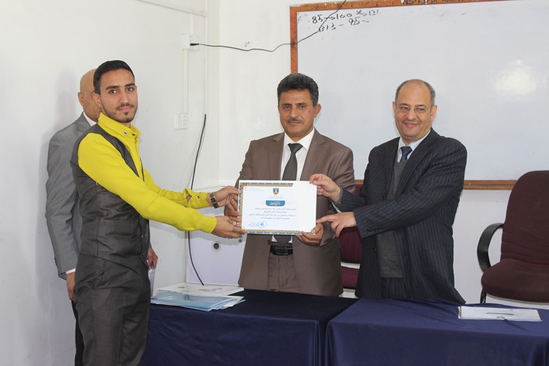 رئيس جامعة الناصر يكرم الطلاب المشاركين في لجنة النظام بحفل التخرج 