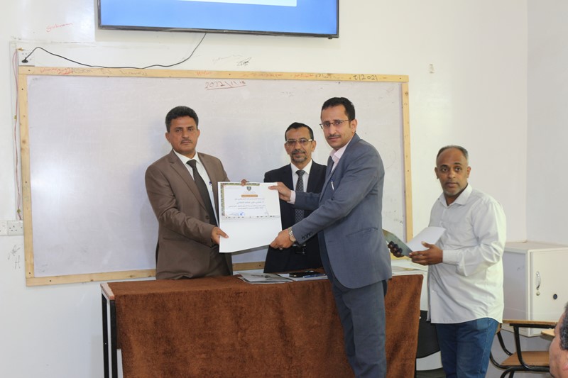 تكريم لجان القبول والتسجيل