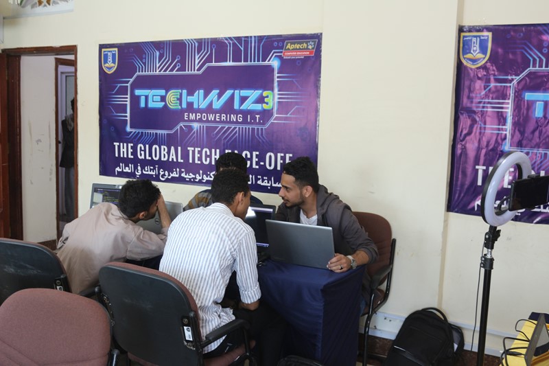 طلاب تقنية المعلومات بجامعة الناصر يشاركون في مسابقة TECHWIZ 3