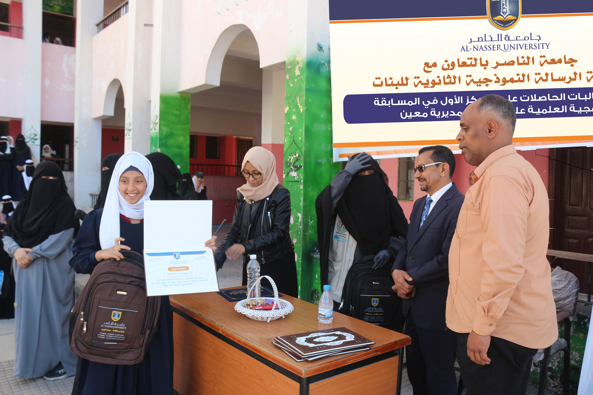 تكريم طالبات الصف الثالث الثانوي الفائزات في المسابقة المنهجية العلمية