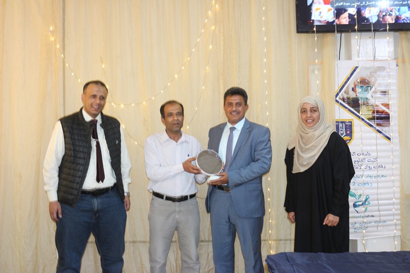 تكريم الطلاب واللجان المنظمة لفعاليات معرض الإنتاج الصيدلاني الثاني بجامعة الناصر