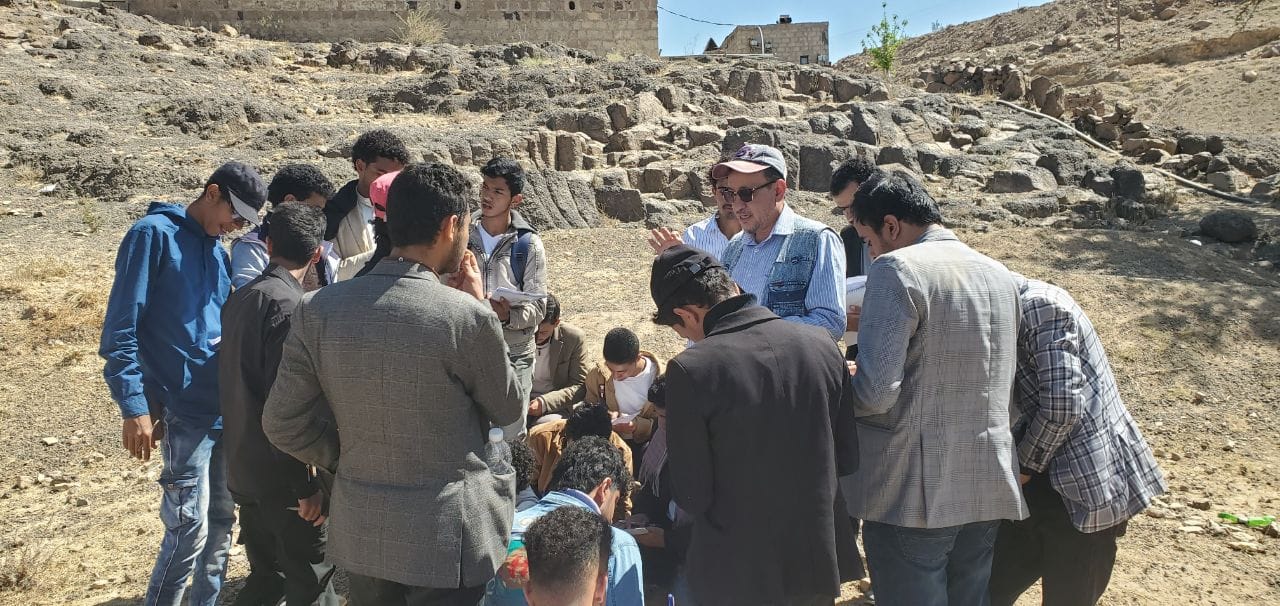 طلاب الهندسة المدنية بجامعة الناصر في نزول ميداني لمقرر جيولوجيا هندسية وميكانيكا تربة