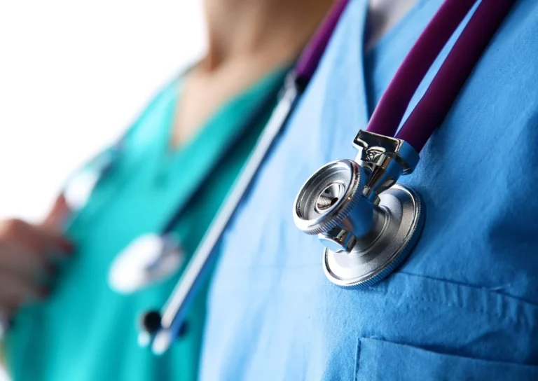 Close-Up-of-Nurse-in-Scrubs-768×544