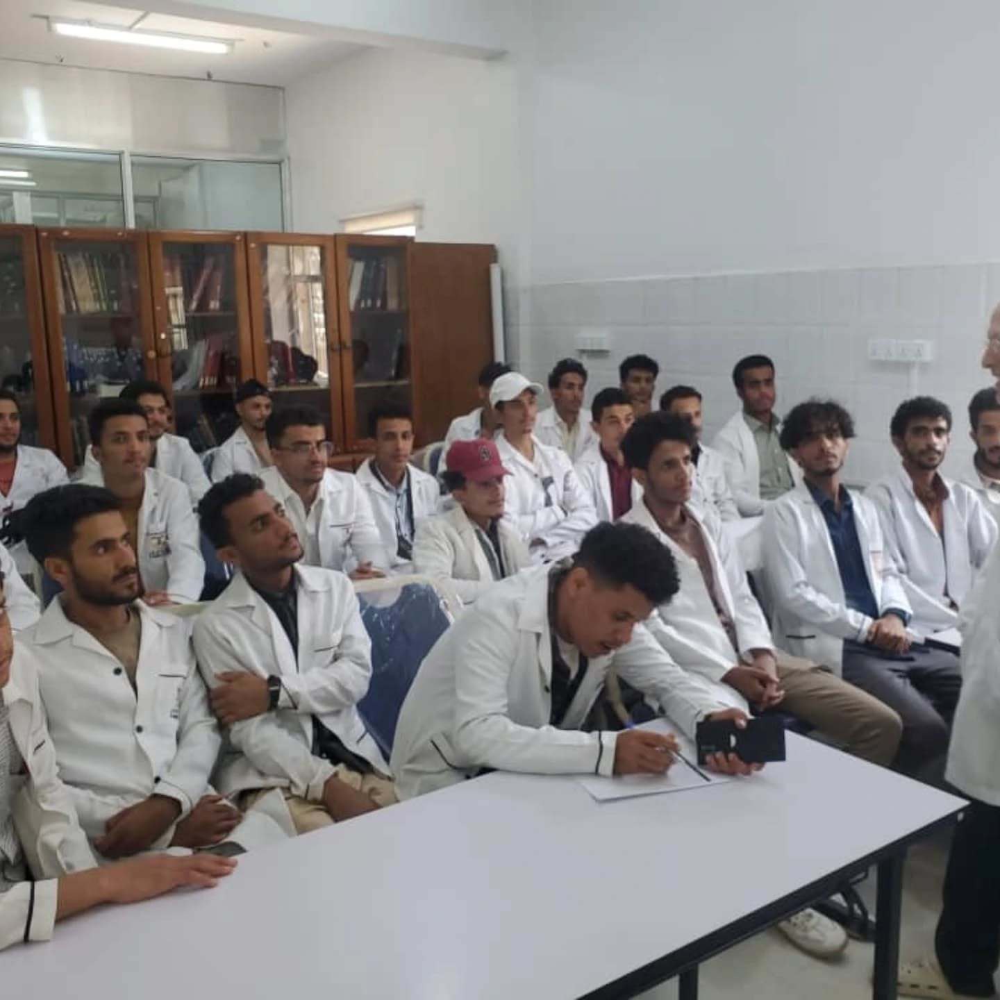 جامعة الناصر تعزز التطبيق العملي لطلاب الصيدلة بزيارات ميدانية نوعية