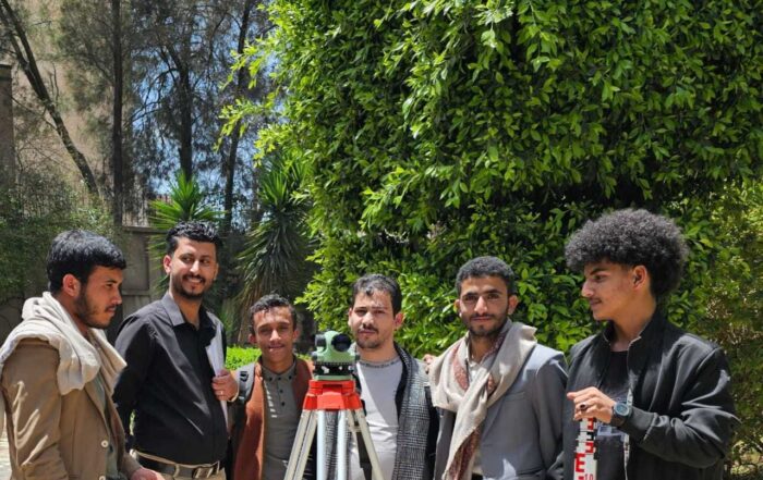 مجموعة من طلاب الهندسة المدنية بجامعة الناصر مع الكادر الأكاديمي خلال التطبيقات العملية